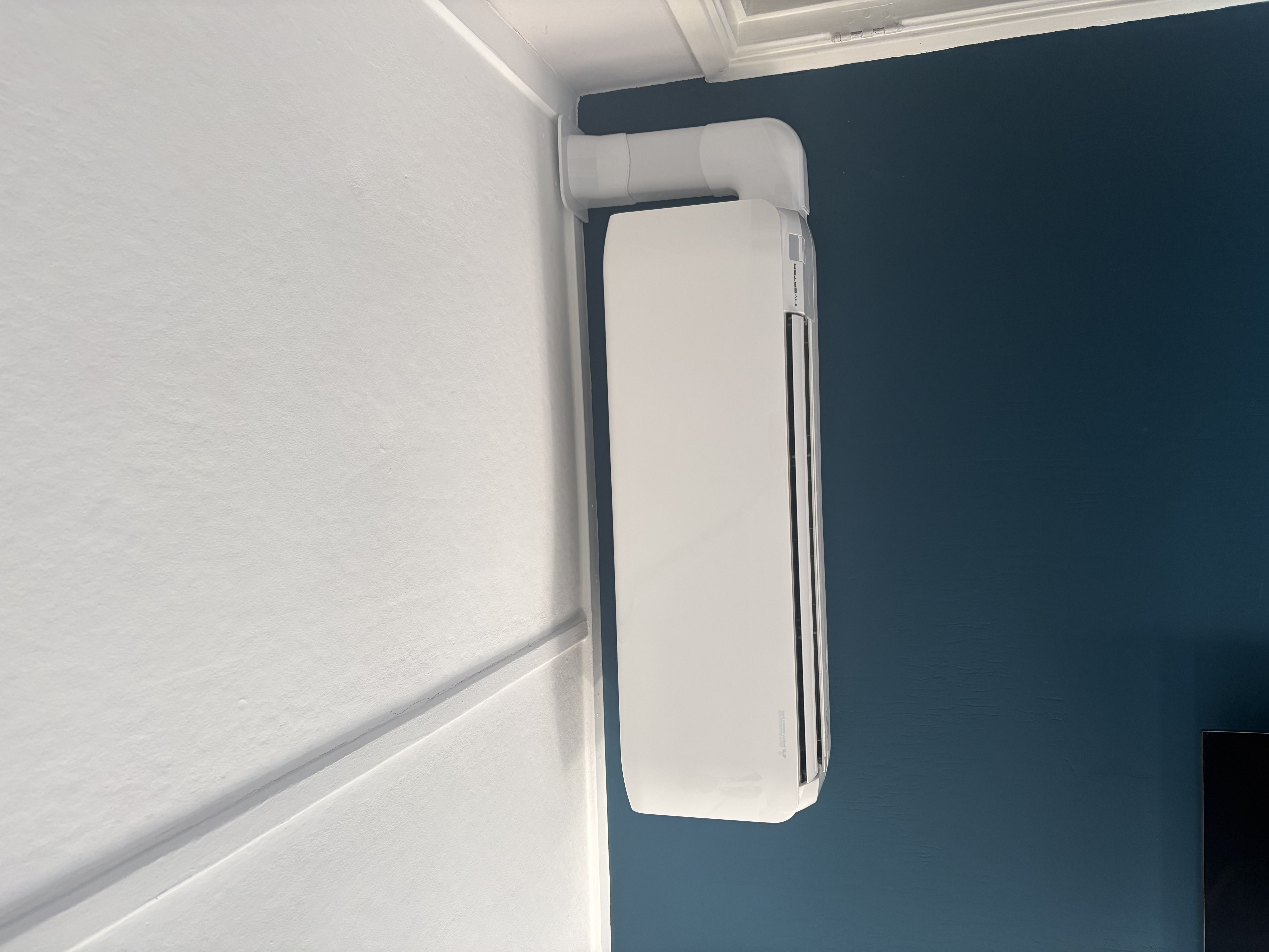 Airco binnenunit blauwe muur